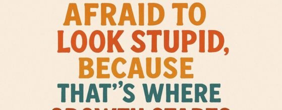 Ilustrasi orang yang berani terlihat bodoh dan melangkah maju untuk meraih pertumbuhan diri