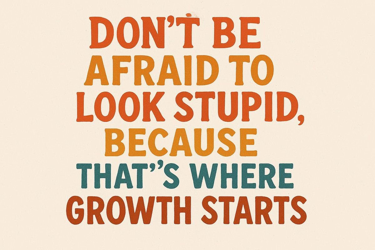 Ilustrasi orang yang berani terlihat bodoh dan melangkah maju untuk meraih pertumbuhan diri