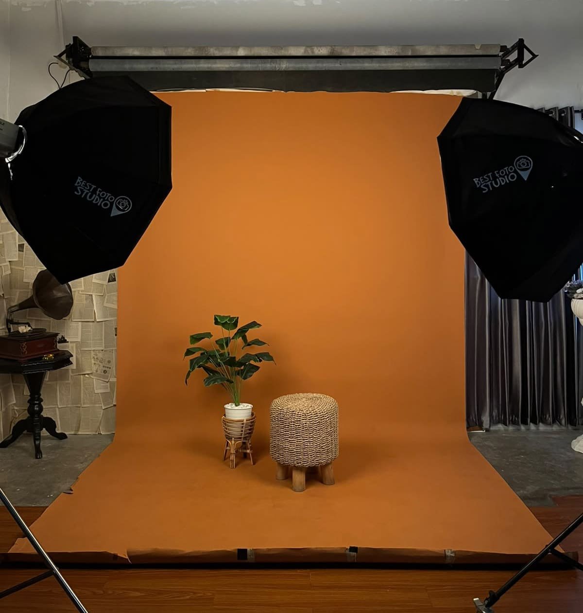 Gambar studio: area backdrop, lighting, atau suasana rent studio
