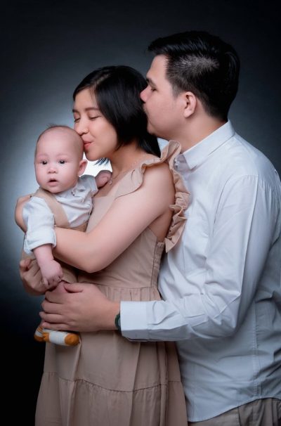 Sesi foto keluarga bersama bayi penuh kehangatan